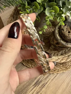 Üçgen Taşlı Gold İçi Yeşil Kadın Kol Saati